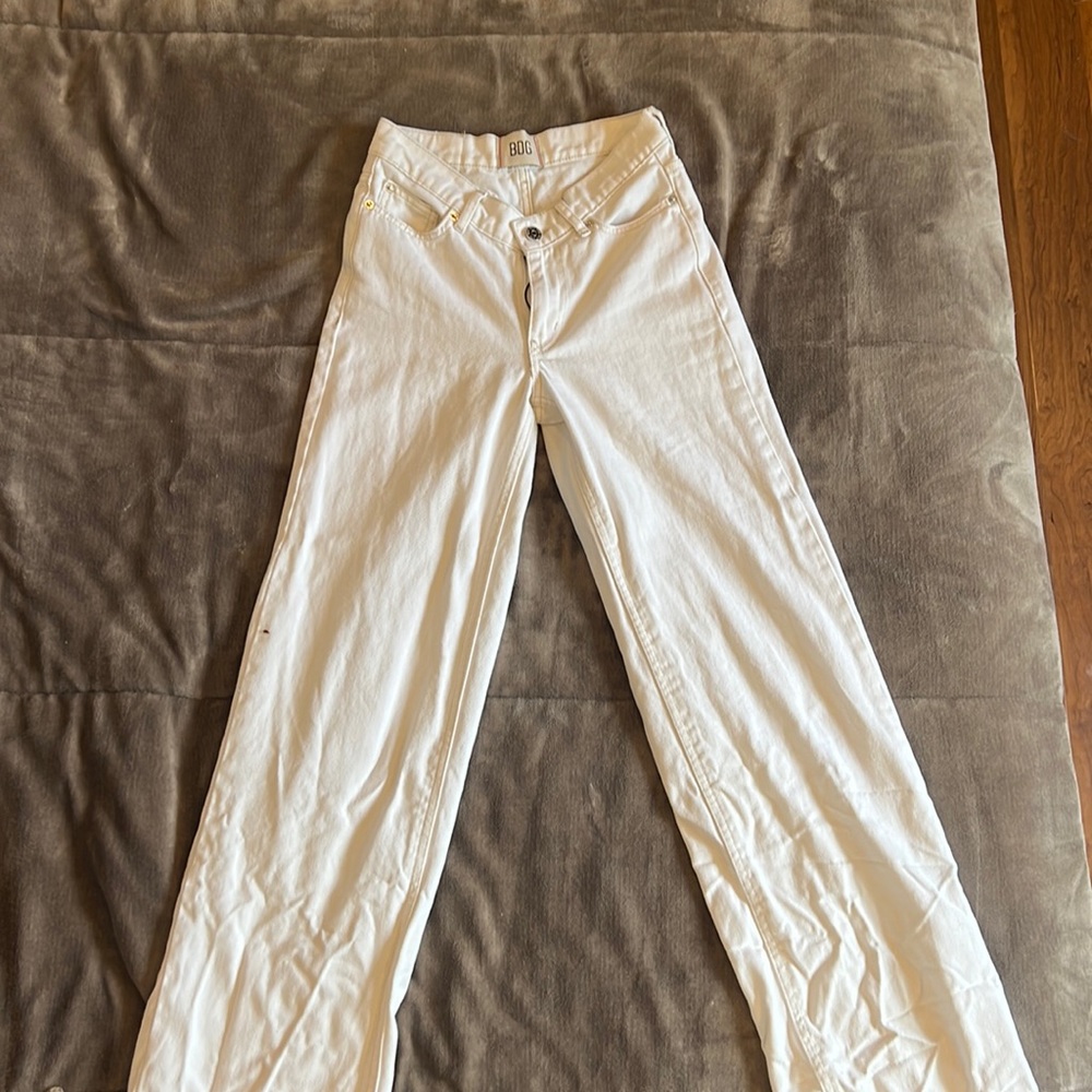 BDG by urban outfitters white dipped V wide leg jeans size 25!
